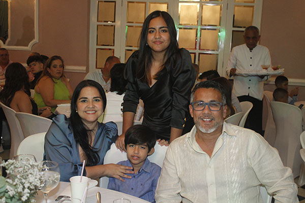 Luciana Ardila junto a su hermano Fabricio Ardila y sus papás, Fabricio Ardila y Luz Savogal.