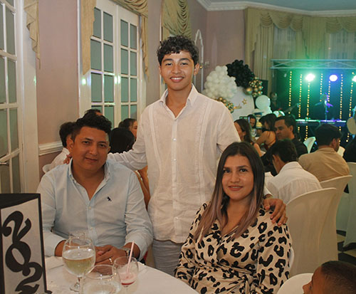 Samuel Gómez junto a sus padres, Yair Gómez y Kathlem Saumeth.