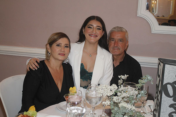 Sofía Serna junto a sus papás, William Serna y Yorby Ramírez.