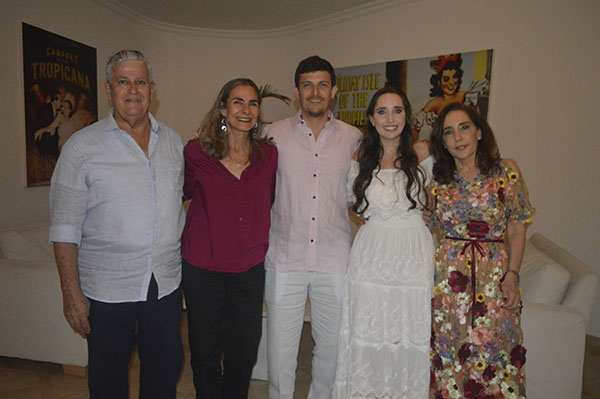 Ricardo Noguera Cotes, Monique Facuseh, Ricardo Noguera novio, Isabella Zúñiga novia y María Fernanda Chaux de Zúñiga, los papás de cada uno.