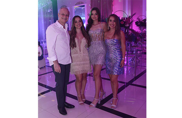 Manuela, con sus papás Rafael Monrroy y Veronica Vives Prieto y con su hermana, Margarita Monroy Vives, durante la celebración de su quinceañero. 