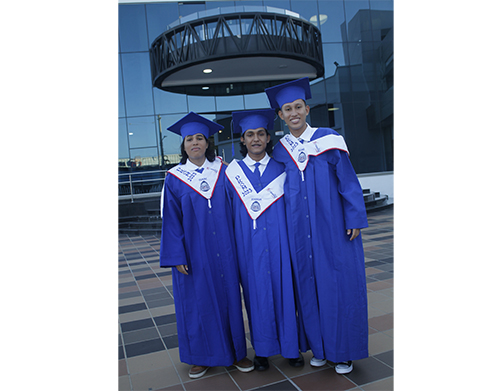 Andrés Correa, Melissa Briceño y Miguel Fernández, felices después de haber recibido sus diplomas de bachilleres de la promoción 2023 del Colegio Cajamag.