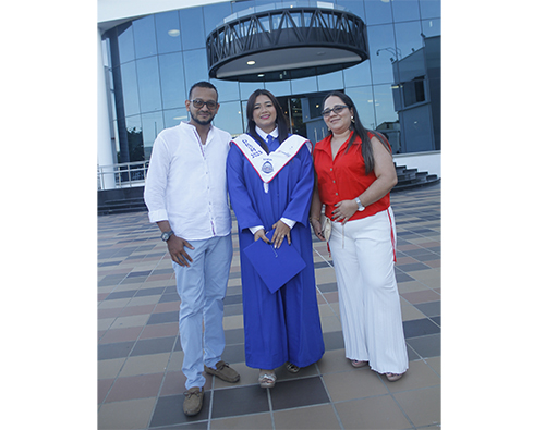 Sofia Royer Arango, recibió su diploma acompañada por Xavier Peralta y  Alejandra Arango.