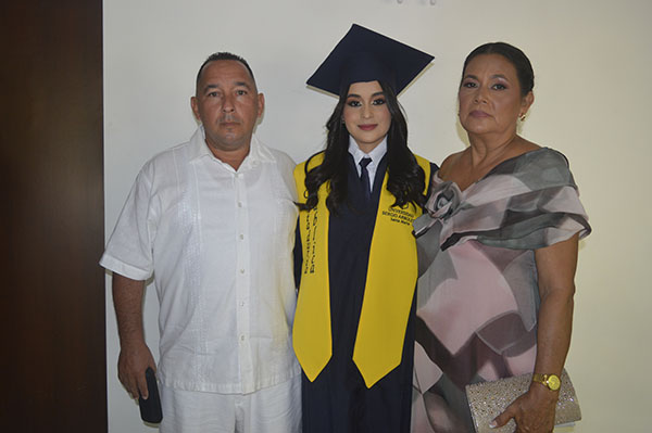 Danna Tapia, Donaldo Tapia y Naraida Rizo.