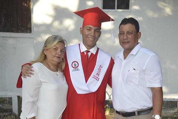 Graduado Iván Castro junto a sus padres, Iván Castro y Lina Rueda.