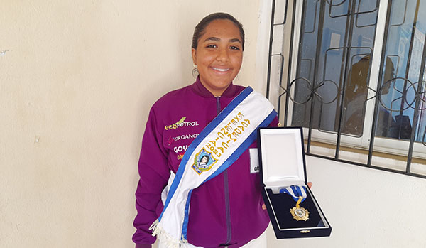 Alicia Moreno con los reconocimientos que le hizo la Institución Educativa Distrital,  Laura Vicuña, por su excelencia educativa y por su escogencia para participar en la tercera tripulación de la NASA.