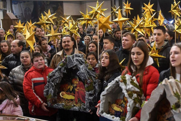 La Iglesia Ortodoxa es la más parecida a la Iglesia Católica porque comparten la mayoría de creencias y ritos.