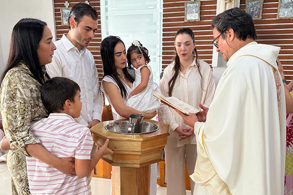 Juan Federico Bateman Pinedo, Rosa Virginia Pinedo, Nicolás Palacio Trujillo, María Pinedo Manrique, Emilia Palacio Pinedo, Gloria Cardoso Manrique  y el padre Miguel Ángel Arévalo.