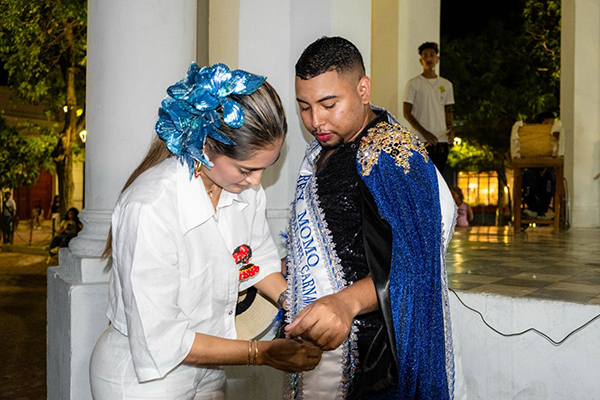 Bleydis Pérez, Gestora Social de la Alcaldía de Santa Marta, imponiendo la banda del Rey Momo Internacional 2024, Yosimar Jiménez.  