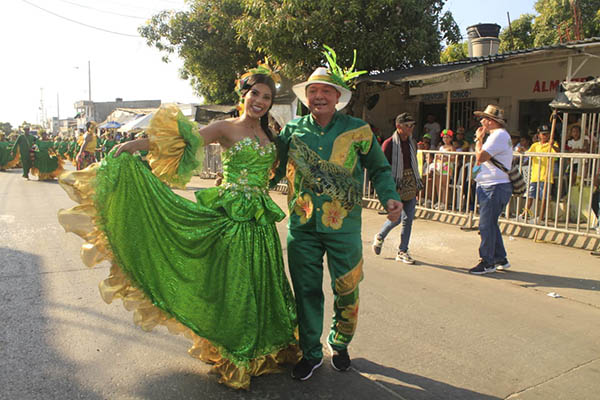 El alcalde de Ciénaga, Luis Fernández Quinto, hizo parte de una comparsa y se paseó por las calles al ritmo de la música.