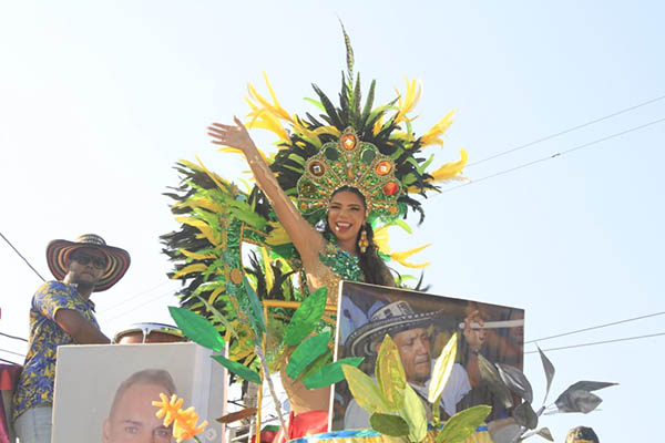 La Reina Central del Caimán Cienaguero, Ana de Dios Camargo, lució impactante sobre la carroza con un vestuario que representaba los colores de la celebración.