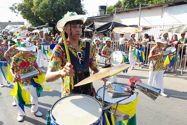 El toque de instrumentos no faltó en este desfile, talentosos jóvenes cienagueros caminaron mientras tocaban tambores y otros instrumentos.