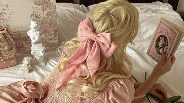 En un mundo digital lleno de cambios constantes, el “Coquette Aesthetic” destaca como una tendencia que va más allá de la moda, convirtiéndose en una forma de expresión, una declaración de estilo