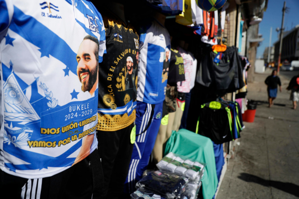 Fotografía de camisetas a la venta con la imagen del presidente de El Salvador, Nayib Bukele. Las calles de El Salvador amanecieron desde el viernes con presencia militar en sus calles como medida de seguridad ante las próximas elecciones presidenciales, en las que el mandatario Nayib Bukele buscará su reelección con el régimen de excepción como principal acción de su actual gobierno. (Foto EFE/Rodrigo Sura)