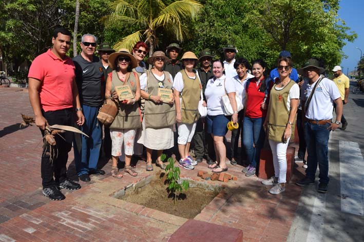 EL INFORMADOR junto a representantes del Club de Jardinería y de la UME.