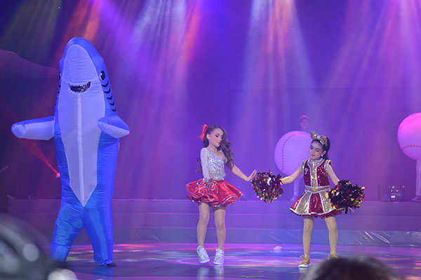 Personajes animados amenizaron las presentaciones, brindándole un aspecto diferente a cada presentación.