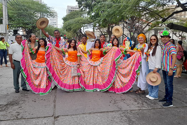 Coloridas polleras representaban el color y la alegría en el desfile de los colegios. Coloridas polleras representaban el color y la alegría en el desfile de los colegios.