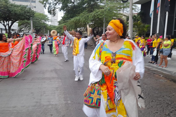 Las divertidas y muy bien organizadas coreografías, lograron que las personas se detuvieran para admirar el derroche de talento samario. Las divertidas y muy bien organizadas coreografías, lograron que las personas se detuvieran para admirar el derroche de talento samario.