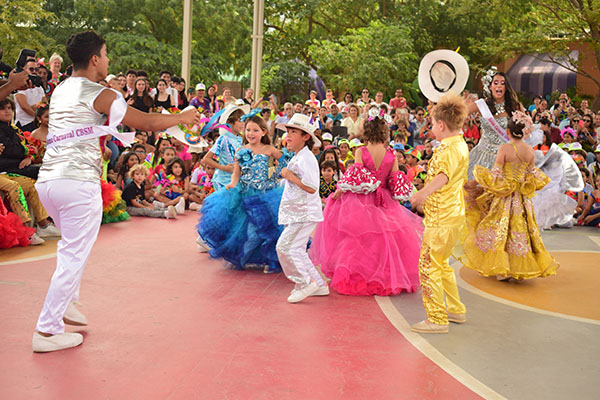 El Rey Momo del Carnaval puso el sabor en la fiesta, con bailes pegadizos que hicieron bailar hasta a los más pequeños.