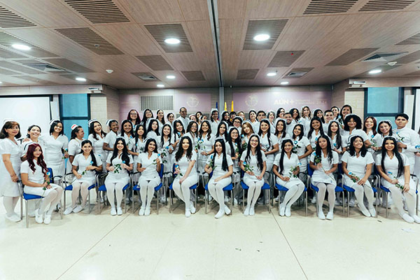 45 mujeres y hombres estudiantes de noveno semestre del Programa de Enfermería recibieron los símbolos durante la Ceremonia de la Luz.