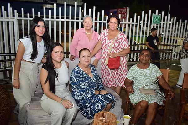  Luciana Hernández, Lía Orozco, Gloria Correa, Emerita Monsalvo, Dora Orozco y Pabla Garay. 