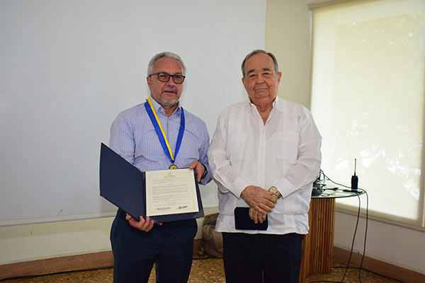 El Dr. Gerardo Botero recibió el reconocimiento por parte del rector de la Universidad Sergio Arboleda, Alfredo Méndez Alzamora.