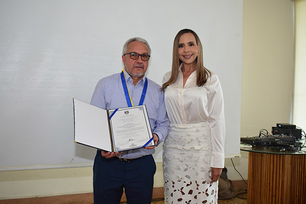Dr. Gerardo Botero junto a la Diputada Linda Cabarcas. 