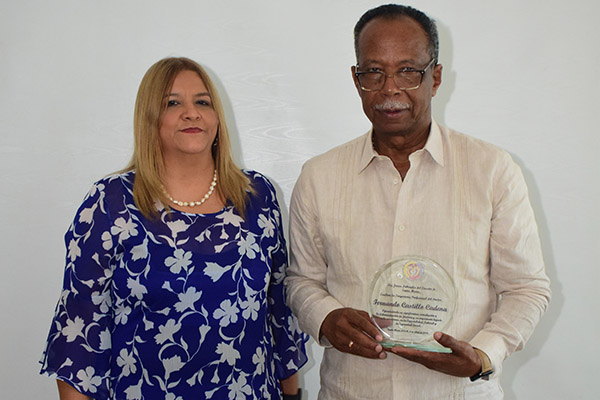 En representación del Dr. Fernando Castillo, recibió el reconocimiento, Omar Mejía, por parte de la Juez Laboral del Circuito de Santa Marta, Monica Castañeda.