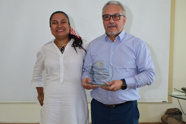 Monica Carrillo Choles, hizo entrega del reconocimiento al Dr. Gerardo Botero. 