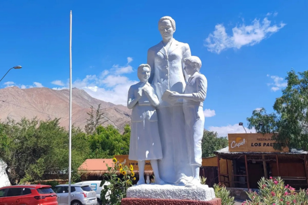 La obra mas importante de Gabriela Mistral,  fue 'Desolación', el poemario que sembró sus pilares literarios. La Nueva York de 1922 fue la primera en leerlo. En la imagen fotografía de una estatua de Gabriela Mistral en la localidad de Montegrande, Chile. (Fotos EFE/Iñaki Martinez) 