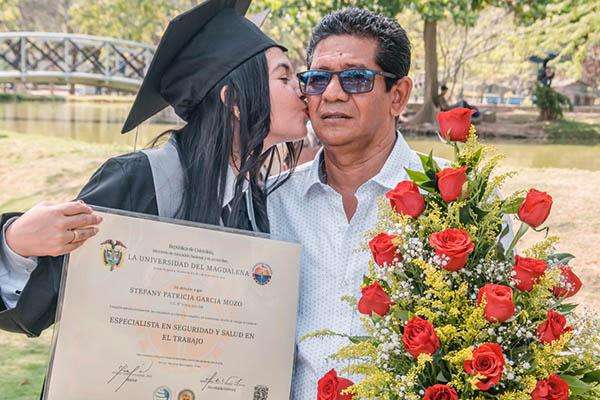 El padre de la especialista Stefany García Mozo, mostró su alegría y sorprendió a su hija con un arreglo de flores para celebrar este nuevo logro.