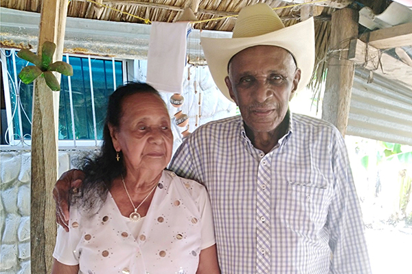 Alejo Durán, ‘El negro grande’, nació para ser de esa dimensión y su nombre quedó enmarcado en la historia del folclor vallenato y más en su tierra El Paso. En la gráfica Irene Rojas recordó con el maestro Náfer Durán su historia de amor con Alejo Durán 