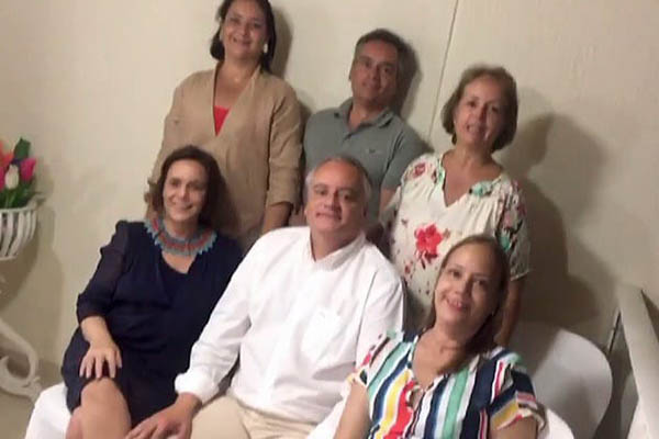 En el retrato Bernardo España Sánchez en compañía de sus hermanos Lily, Pilar, Ileana, María Luisa y Luis Arturo.