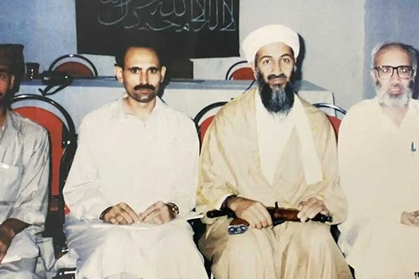 Desde la base militar salieron dos helicópteros, con 23 militares de las Fuerzas Especiales de EE.UU., que tenían como destino la casa donde supuestamente estaba Bin Laden.