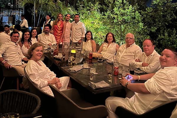 Lucía Vives, Osvaldo Socarrás, Ana Camila Hernández, Luz Marina Vives, Edgar Hernández; Érika y Antonio; Diego Jaramillo, Estela Vives, Ana Beatriz Vives, Rodolfo Succar, Enrique Vives, Carlos Alberto Succar. Lucía Vives, Osvaldo Socarrás, Ana Camila Hernández, Luz Marina Vives, Edgar Hernández; Érika y Antonio; Diego Jaramillo, Estela Vives, Ana Beatriz Vives, Rodolfo Succar, Enrique Vives, Carlos Alberto Succar.