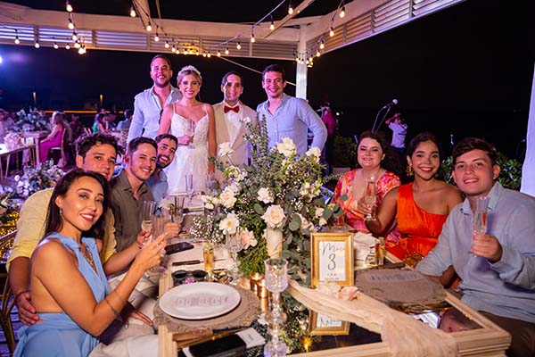 Michelle Becking, Juan Guillermo Ortiz, Nicolas Ortiz, Mateo Ugaldee, Fabián Ortiz, los novios, Juan Luis Solano, Lucía Bateman, Kelly Zúñiga y Germán Cobos. Michelle Becking, Juan Guillermo Ortiz, Nicolas Ortiz, Mateo Ugaldee, Fabián Ortiz, los novios, Juan Luis Solano, Lucía Bateman, Kelly Zúñiga y Germán Cobos.