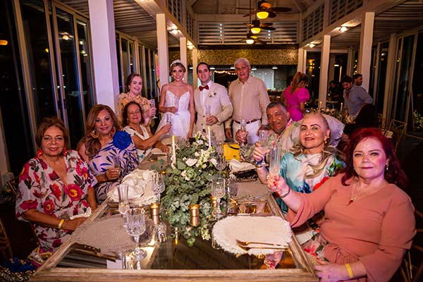 Esperanza Corvacho, Mercedes Dávila, Margarita y Rosa Paulina Vives; Érika y Antonio; Antonio Miranda, Ivo Díaz, Ruby López y Cecilia Vives Lacouture. Esperanza Corvacho, Mercedes Dávila, Margarita y Rosa Paulina Vives; Érika y Antonio; Antonio Miranda, Ivo Díaz, Ruby López y Cecilia Vives Lacouture.