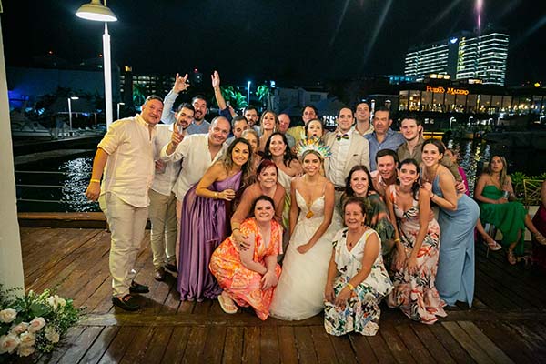 Carlos Alberto Succar, Carlos Iván Martínez, Edgar Hernández, Rodrigo Jaramillo, Enrique Vives, Juan Guillermo Ortiz, Andrés Arias, Rodolfo José Succar, María del Pilar Riaño, Fabián Ortiz, Paula Rozo, Diego Jaramillo, Diego Jaramillo V, Clara De Vengoechea, Lucía Bateman, Osvaldo Socarrás, Ana Camila Hernández, Margarita, Rosa Paulina, Lucía, Cecilia, Luz Marina y Estela Vives con los novios. Carlos Alberto Succar, Carlos Iván Martínez, Edgar Hernández, Rodrigo Jaramillo, Enrique Vives, Juan Guillermo Ortiz, Andrés Arias, Rodolfo José Succar, María del Pilar Riaño, Fabián Ortiz, Paula Rozo, Diego Jaramillo, Diego Jaramillo V, Clara De Vengoechea, Lucía Bateman, Osvaldo Socarrás, Ana Camila Hernández, Margarita, Rosa Paulina, Lucía, Cecilia, Luz Marina y Estela Vives con los novios.