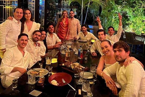 Andrés Caballero, Melissa Díaz, Nicolás Ortiz, Mateo Ugaldee, Michelle Becking, Juan Ortiz, los novios, Rodrigo Jaramillo, Juan David Alzate, Diego Dangond, María Alejandra Soto, Juan Carlos Correa. Andrés Caballero, Melissa Díaz, Nicolás Ortiz, Mateo Ugaldee, Michelle Becking, Juan Ortiz, los novios, Rodrigo Jaramillo, Juan David Alzate, Diego Dangond, María Alejandra Soto, Juan Carlos Correa.