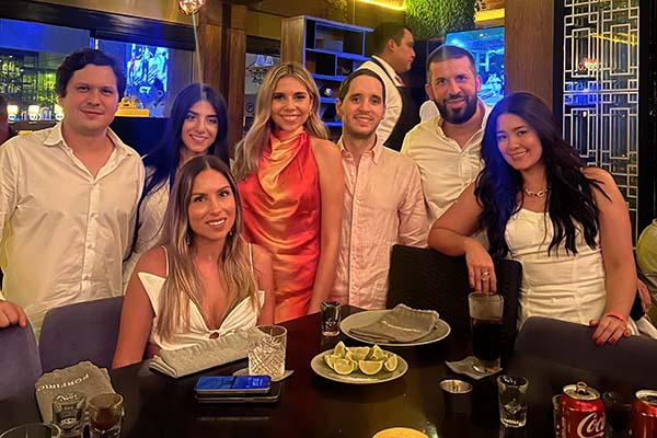 Andrés Caballero, Melissa Díaz, Nicolás Ortiz, Mateo Ugaldee, Michelle Becking, Juan Ortiz, los novios, Rodrigo Jaramillo, Juan David Alzate, Diego Dangond, María Alejandra Soto, Juan Carlos Correa. Andrés Caballero, Melissa Díaz, Nicolás Ortiz, Mateo Ugaldee, Michelle Becking, Juan Ortiz, los novios, Rodrigo Jaramillo, Juan David Alzate, Diego Dangond, María Alejandra Soto, Juan Carlos Correa.