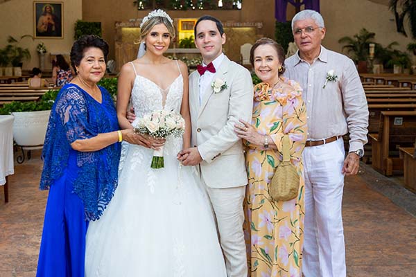 Los padres de los novios Herminda Avendaño, Rosa Paulina Vives y Antonio Miranda, con sus hijos.