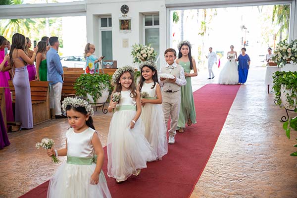 Victoria Reyes, Elena y Juliana Succar, Santiago Cobos y Mariana Succar. Victoria Reyes, Elena y Juliana Succar, Santiago Cobos y Mariana Succar.