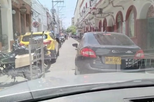Parqueos de carros sin control en Santa Marta
