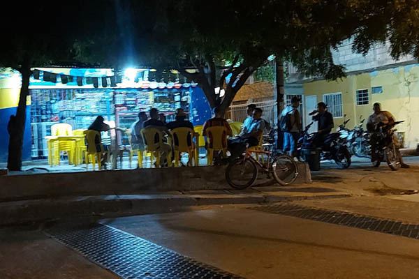 En Santa Marta es habitual ver estas reuniones los fines de semana, donde las personas se sientan a charlar con la compañía de sus cervezas. En Santa Marta es habitual ver estas reuniones los fines de semana, donde las personas se sientan a charlar con la compañía de sus cervezas.