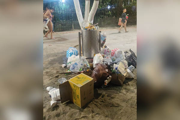Aunque la imprudencia campea en cada fin de semana, no deja de ser responsabilidad de la empresa de aseo Atesa que no ubica tanques adecuados para depósito de basuras para la demanda de bañistas.