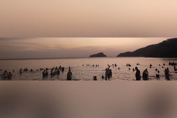 Tal y como se evidencia en el registro fotográfico que nos hizo llegar un denunciante se nota la irresponsabilidad de los bañistas quienes pese a que, la restricción del uso de playa es hasta las 6:30 de la tarde, siguieron disfrutando a placer del baño de playa.