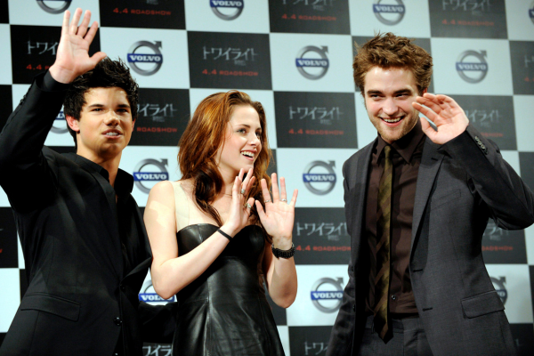 Los actores Robert Pattinson, derecha, Kristen Stewart, centro y Taylor Lautner posan para los fotógrafos durante un acto de promoción de la película Crepúsculo, Twilight. La película, dirigida por la estadounidense Catherine Hardwicke trata de una joven que arriesga todo al enamorarse de un vampiro. (EFE/Franck Robichon).