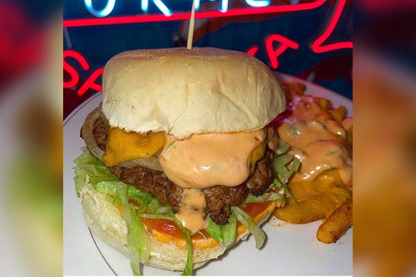 La Californiana, hamburguesa del restaurante Zona T gourmet, ubicado en el barrio Jardín, carrera 21 # 15-53.