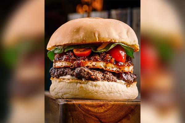 Hamburguesa La Reina, del restaurante The Cartel Burger & Ribs, segundo lugar del Burger Master 2023. Hamburguesa La Reina, del restaurante The Cartel Burger & Ribs, segundo lugar del Burger Master 2023.