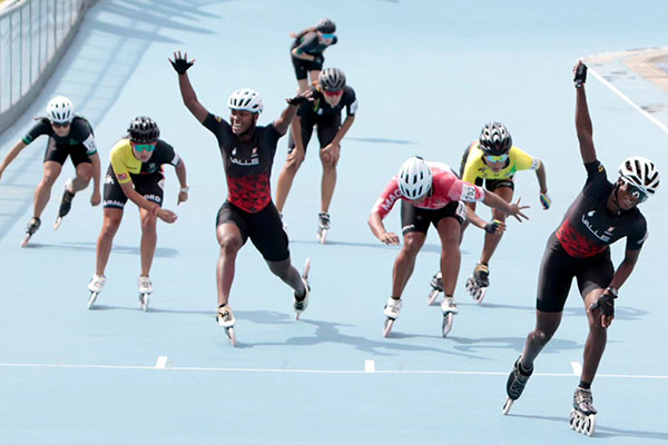 En la imagen la patinadora samaria Kerstinck Sarmiento, quedando en el podio de la competición.